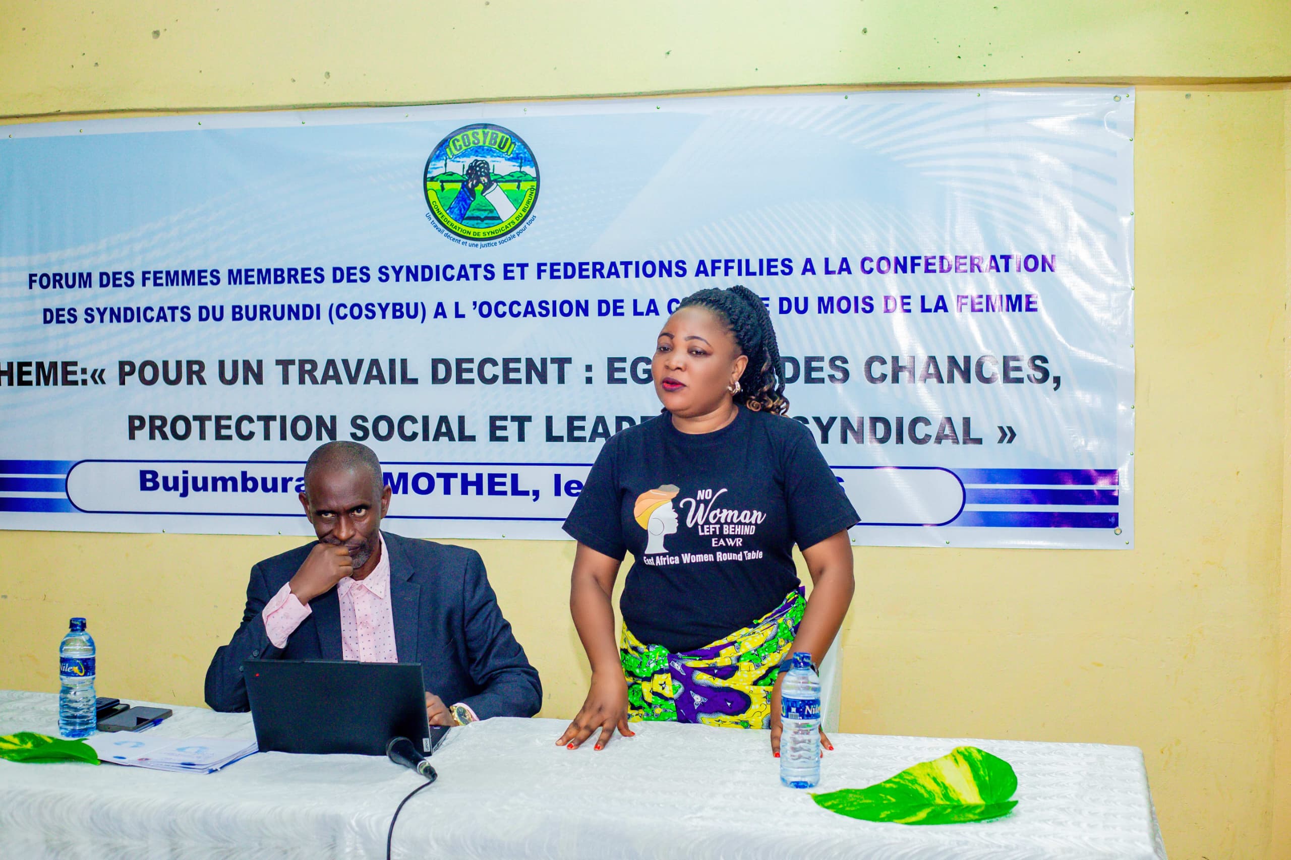 Une intervenante prend la parole lors du forum des femmes travailleuses