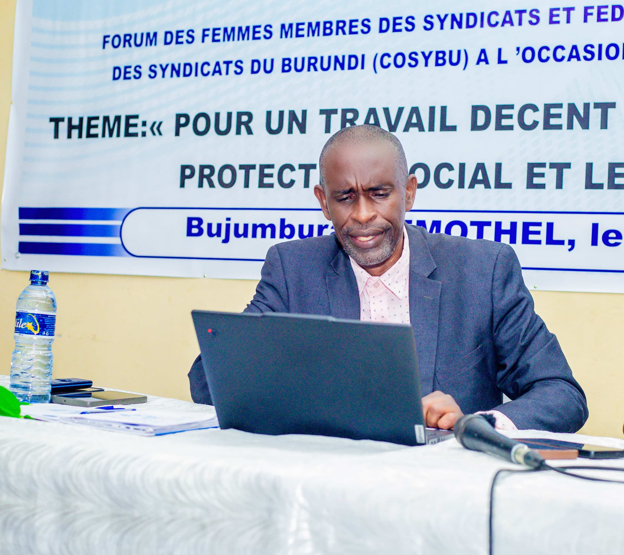 Le Vice-Président de la COSYBU lors de son allocution d'ouverture officielle